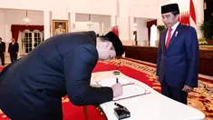 Menpora Ario Bimo Nandito Ariotedjo (kiri) menandatangani surat pelantikan dihadapan Presiden Joko Widodo di Istana Negara, Jakarta, Senin (3/4/2023). Ario Bimo Nandito Ariotedjo resmi dilantik sebagai Menpora sisa sisa jabatan 2019-2024 menggantikan Zainudin Amali. (Foto: Biro Pers Sekretariat Presiden/Lukas)