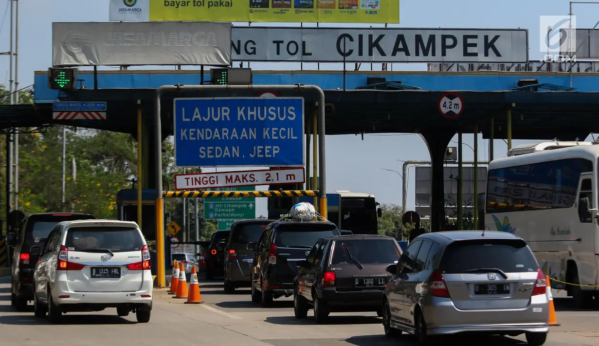 Sejumlah kendaraan roda empat melewati Gerbang Tol Cikampek, Jawa Barat, Kamis (29/6). Pada H+4 Lebaran terlihat volume arus balik pemudik tak mengalami peningkatan hingga siang ini. (Liputan6.com/Faizal Fanani)