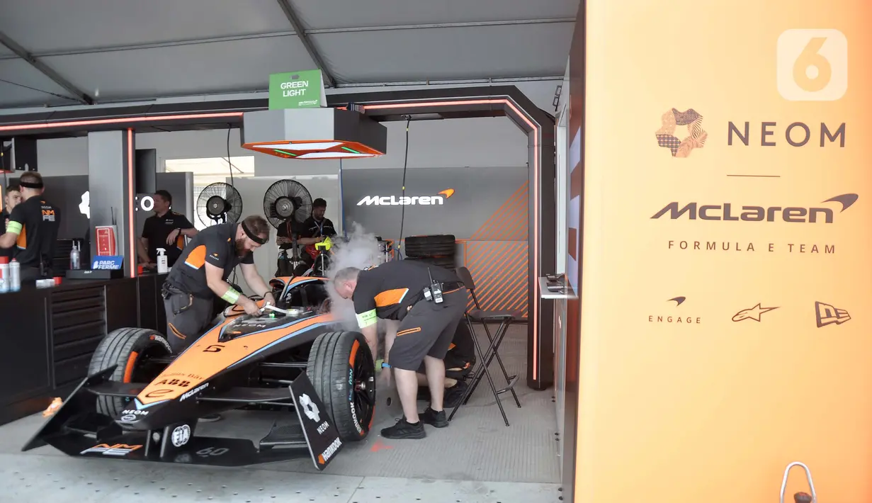 Tim dari salah satu pembalap saat menyiapkan mobil Gen 3 jelang Jakarta E-Prix 2023 Season 9 Seri 10 di Jakarta International E-Prix Circuit (JIEC), Ancol, Jakarta Utara, Sabtu (3/6/2023).  (merdeka.com/Iqbal S. Nugroho)