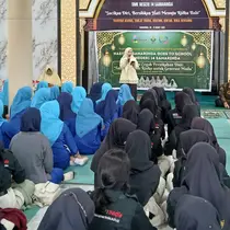 Ketua Pimpinan Daerah Nasyiatul Aisyiyah Kota Samarinda, Taqdiraa, di SMK Negeri 14 Samarinda dalam rangka kampanye cegah nikah dini, Kamis (20/3/2025).