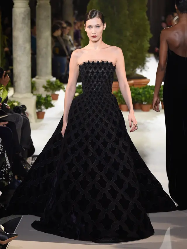 Bella Hadid Tampil Cantik Bergaun Hitam di NYFW