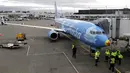 Pesawat Alaska Airlines bertema tema khusus dari salah satu film yang diproduksi Pixar Animation Studios terparkir di Bandara Internasional Seattle-Tacoma, Seattle pada 7 Oktober 2019. Pesawat Boeing 737-800 milik maskapai tersebut menampilkan tokoh dari Toy Story. (AP Photo/Ted S. Warren)