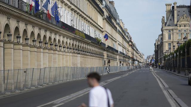 Polisi Paris menutup tepian Sungai Seine menjelang Olimpiade