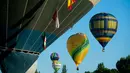 Balon udara terbang selama Festival Balon Eropa ke-23 di Igualada, Barcelona (11/7/2019). Festival Balon Eropa adalah yang terbesar di negara tersebut dan salah satu yang terbesar di Eropa. (AFP Photo/Josep Lago)