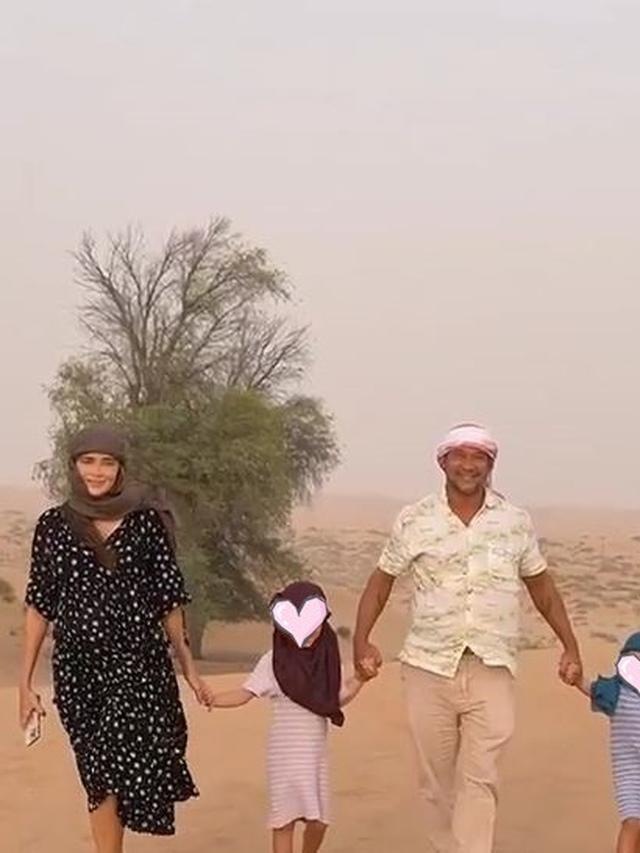 6 Potret Babymoon Yasmine Wildblood ke Timur Tengah, Penampilannya Curi Perhatian