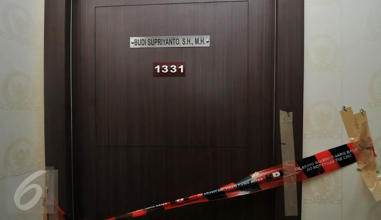 Penyidik KPK menyegel ruangan anggota DPR dari F-Partai Golkar Budi Supriyanto di Gedung Nusantara II Kompleks Parlemen, Jakarta, Kamis (14/1). Penyidik juga menyegel ruangan anggota Komisi V DPR F-PDIP Damayanti Wisnu Putranti. (Liputan6.com/Johan Tallo)