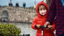Seorang anak saat mengunjungi kawasan Danau Barat yang indah di Hangzhou, Provinsi Zhejiang, China timur (19/2/2020). Taman-taman dan objek wisata yang tergabung dalam kawasan Danau Barat telah dibuka kembali secara teratur pada Rabu (19/2). (Xinhua/Zheng Mengyu)