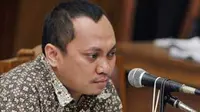 Terdakwa kasus penggelapan pajak, Gayus H.P. Tambunan menangis saat sidang lanjutannya di Pengadilan Negeri Jakarta Selatan. (Antara)