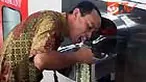 Pengelola air bersih di Jakarta menghadirkan air minum gratis di Kantor Wali Kota Jaktim. Tekan tombolnya dan langsung minum. Airnya segar dan rasanya sama seperti air biasa.