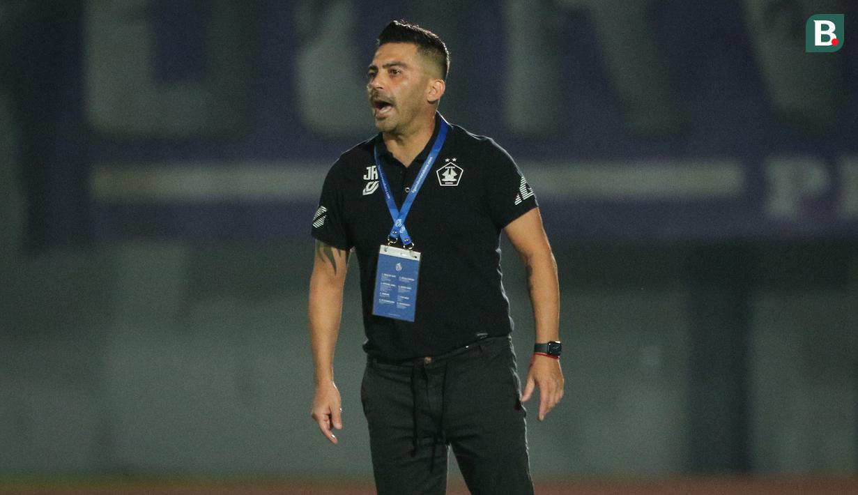 <p>Pelatih kepala Persik Kediri, Javier Roca memberikan instruksi kepada pemainnya saat laga pekan pertama BRI Liga 1 2022/2023 antara Persita Tangerang melawan Persik Kediri di Indomilk Arena, Tangerang, Senin (25/07/2022). (Bola.com/Bagaskara Lazuardi)</p>