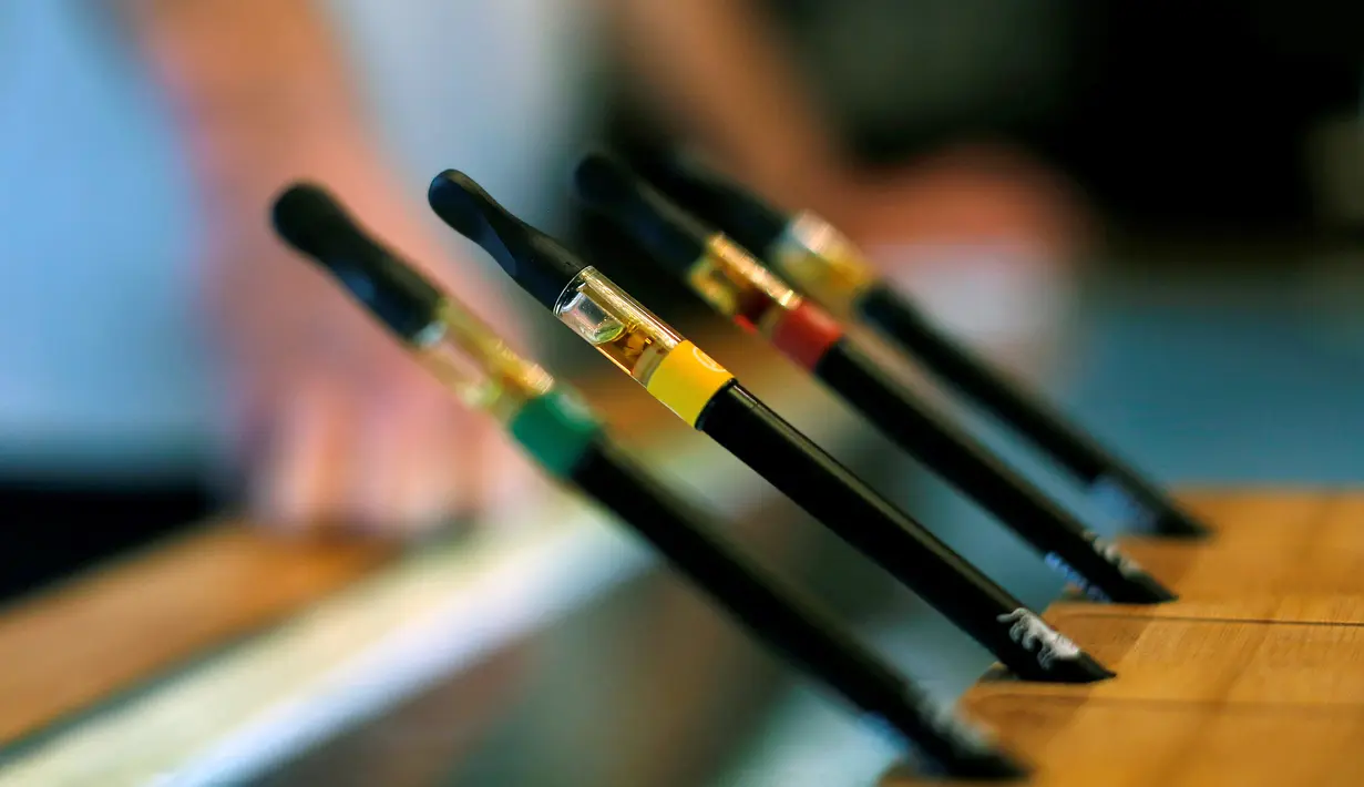 Rokok elektrik yang mengandung minyak THC (Tetrahydrocannabinol) atau senyawa paling aktif dalam ganja yang dijual di apotek Patients and Caregivers Grup di California, AS (18/10). (Reuters/Mario Anzuino)