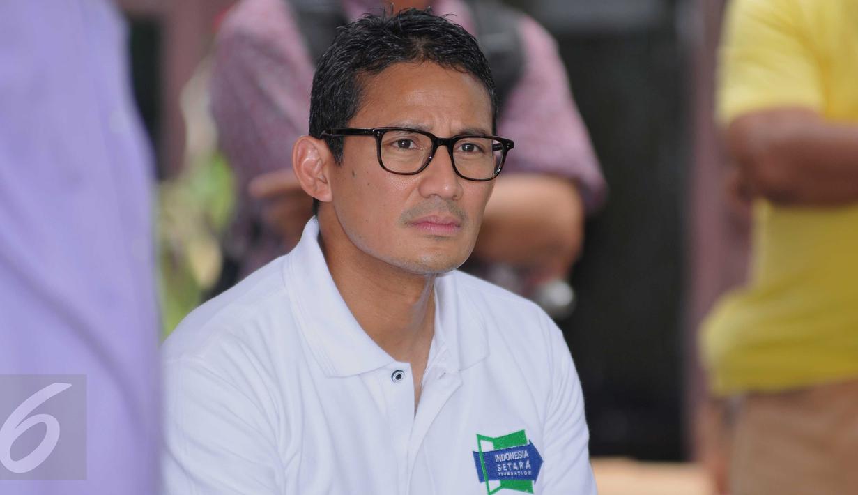 Bakal calon Gubernur DKI Jakarta Sandiaga Uno saat berdialog dengan warga Pasar Johar Jakarta, Minggu (24/4/2016). Sandiaga Uno dan berjanji akan membenahi kawasan tersebut serta memberi modal usaha bagi warga. (Liputan6.com/Gempur M Surya)