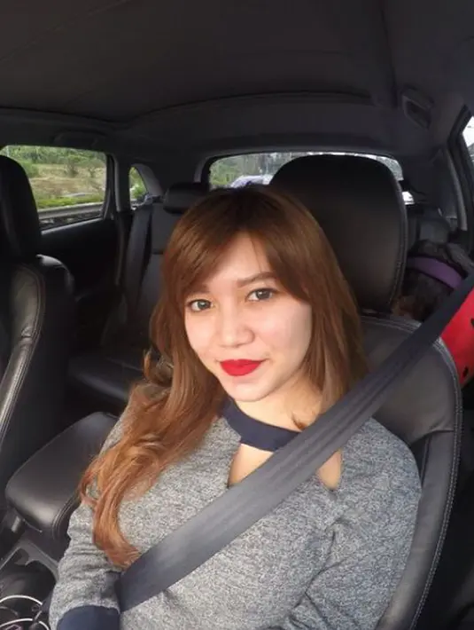 Duh, semoga aja bibir merah merona Ashrida Dwi ngga bikin cowok-cowok gagal fokus ... (instagram.com/ashridadwi)