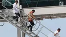 Menhub, Budi Karya Sumadi (kiri) bersama Gubernur DIY, Sri Sultan Hamengku Buwono X  saat meninjau Bandara Internasional Yogyakarta, Kulon Progo, DI Yogyakarta, Rabu (24/4). Rencananya khusus penerbangan internasional, bandara ini mulai beroperasi, 29 April mendatang. (Liputan6.com/Helmi Fithriansya