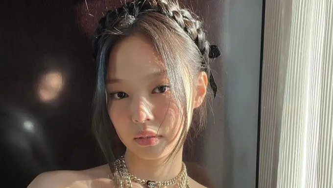 9 Potret Jennie BLACKPINK di Paris Fashion Week 2022, Tampil Imut dan Elegan Serba Hitam