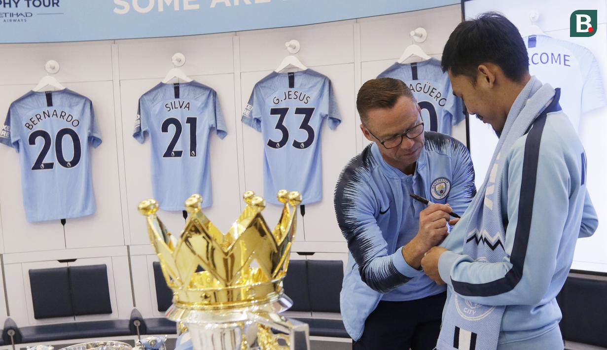 Legenda Manchester City, Paul Paul Dickov, memberi tanda tangan di baju fans di Mall Summarecon Serpong, Sabtu (29/09/2019). Selain menjumpai fans, acara tersebut juga dalam rangka Tur Trofi Centurion Manchester City. (Bola.com/M Iqbal Ichsan)