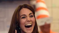 Tertawa Lebar, Masihkah Kate Middleton Terlihat Anggun?