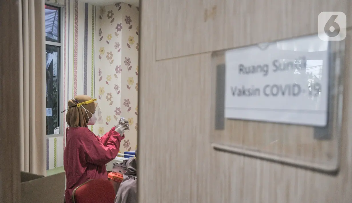 Vaksinator mengambil serum vaksin Moderna saat vaksinasi dosis ketiga atau booster kepada tenaga kesehatan di Puskesmas Kecamatan Cilincing, Jakarta Utara, Senin (9/8/2021). Jumlah nakes yang menjadi prioritas penerima vaksin sebanyak 1.468.764 orang. (merdeka.com/Iqbal S. Nugroho)