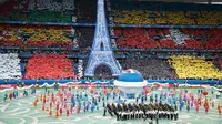 Aksi ratusan penari memeriahkan upacara pembukaan Euro 2016 di Stadion Stade de France, Saint-Denis, utara Paris, Prancis, Sabtu (11/6). berbagai ikon budaya di sajikan pada pembukaan Euro 2016 kali ini. (REUTERS/John Sibley)