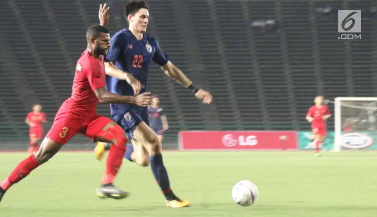 Striker Timnas Indonesia, Marinus Wanewar berusaha mengontrol bola saat melawan Thailand pada laga Piala AFF U-22 2019 di Stadion National Olympic, Phnom Penh, Selasa (26/2). Indonesia menang 2-1 atas Thailand. (Bola.com/Zulfirdaus Harahap)