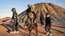 Para penganut Hindu dari komunitas Tengger mendaki gunung berapi aktif Bromo untuk mempersembahkan sesaji berupa beras, buah-buahan, ternak, dan barang-barang lainnya sebagai bagian dari festival Yadnya Kasada di dekat Probolinggo, Jawa Timur, Senin 1 Juni 2026. (JUNI KRISWANTO/AFP)