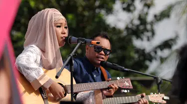 Pemenang pertama ajang Music Video Contest, Wiwi Handayani (kiri) berduet bersama Badai 'Kerispatih' di panggung inBox SCTV di Cibinong Square, Bogor, Jumat (30/1/2015). (Liputan6.com/Helmi Fithriansyah)