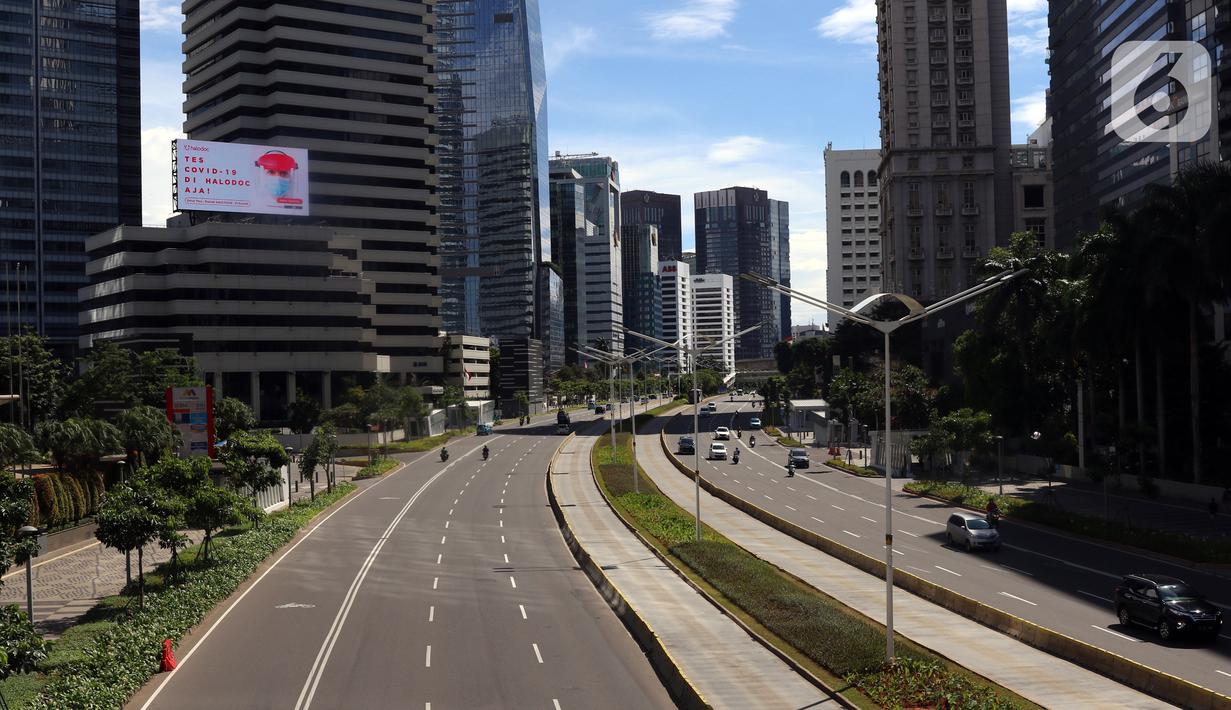 Suasana jalan di kawasan Sudirman, Jakarta, Jumat (25/12/2020). Libur Natal dan Tahun Baru 2021 membuat jalanan di beberapa wilayah Ibu Kota terpantau lengang tanpa kemacetan. (Liputan6.com/Angga Yuniar)