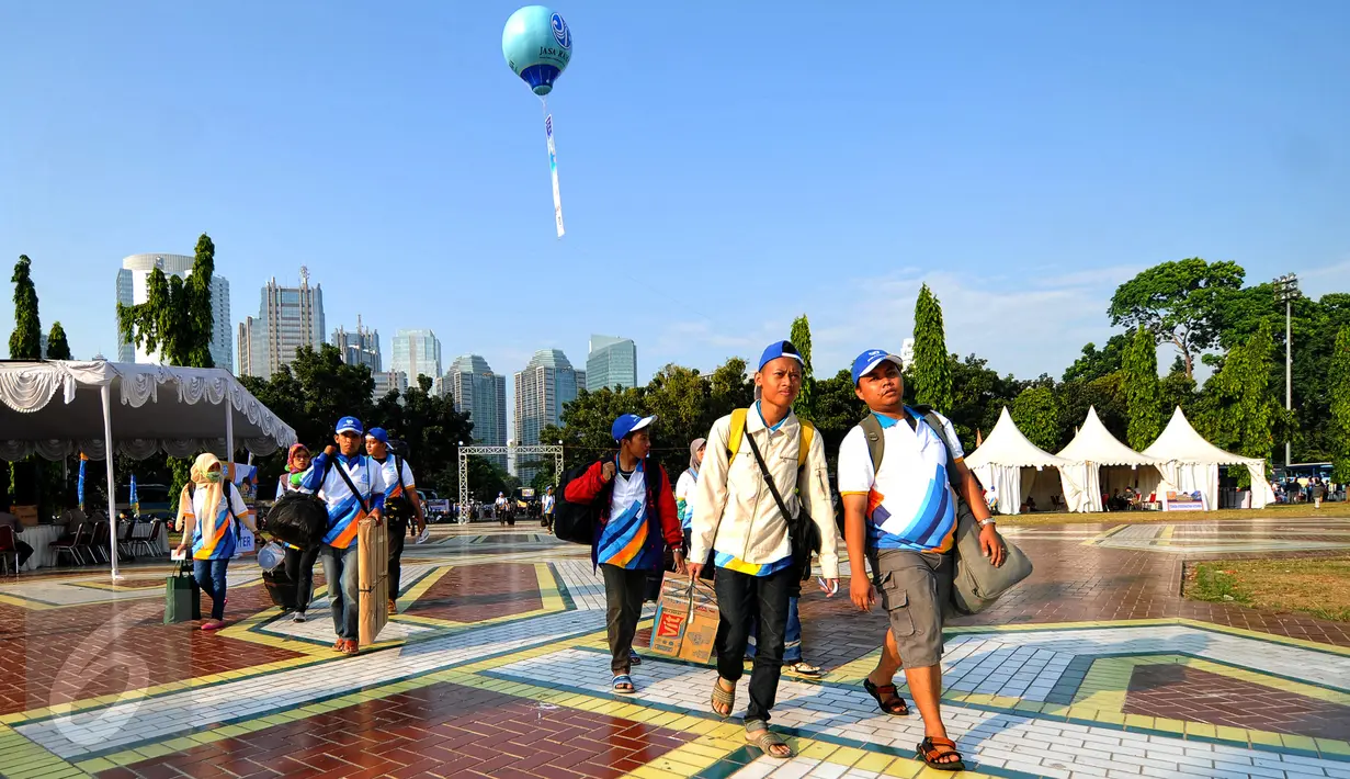 Pemudik bersiap berangkat mudik gratis di kawasan Parkir Timur Senayan, Jakarta, Sabtu (11/7/2015). Acara mudik gratis Jasa Raharja ini mendapat rekor MURI dengan memberangkatkan 30.648 pemudik. (Liputan6.com/Yoppy Renato) 