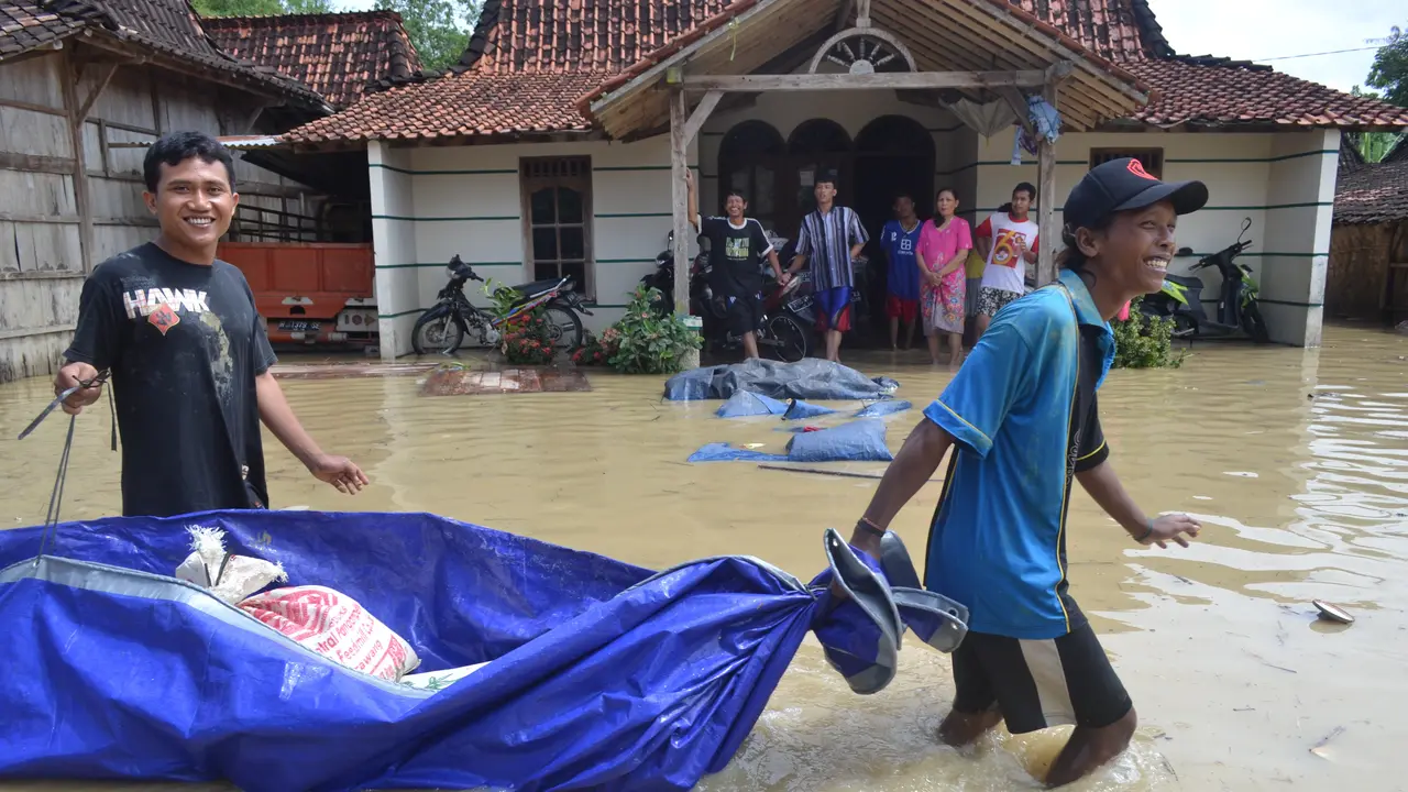 Tanggul Jebol di Grobogan, Warga Hanya Bisa Selamatkan Badan