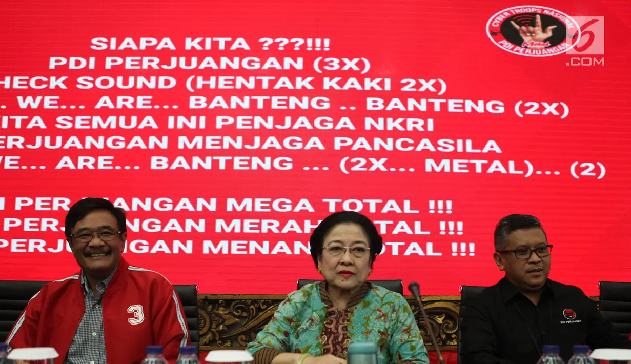 Ketua Umum PDIP Megawati Soekarnoputri (tengah) saat memberi pembekalan kepada calon anggota legislatif PDIP di DPP PDIP, Jakarta, Kamis (15/11). Megawati memberi sejumlah wejangan kepada para kader. (Merdeka.com/Imam Buhori)