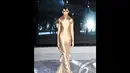 Warna mengkilat dengan permainan kerah membawa kesan elegan sekaligus stylish diperagakan saat I Fashion Festival 2014, Jakarta, Senin (15/12/2014). (Liputan6.com/Panji Diksana)