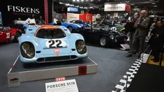Pengunjung melihat Porsche 917K yang dipamerkan pada pameran mobil klasik internasional Retromobile edisi ke-47 di Paris Expo Porte de Versailles, Paris, Prancis, 31 Januari 2023. Retromobile yang berlangsung pada tanggal 1 hingga 5 Februari 2023 menawarkan kesempatan kepada pengunjung untuk menemukan kembali model dan koleksi mobil klasik. (Emmanuel DUNAND/AFP)