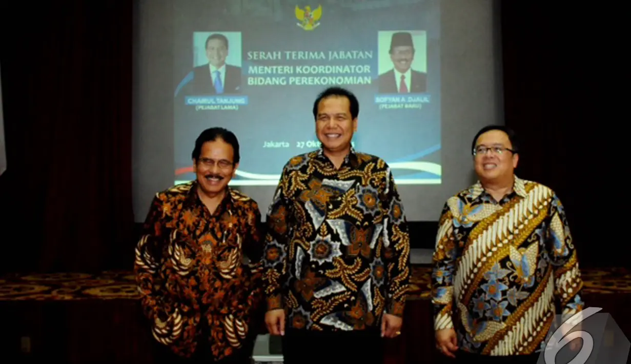 Sofyan Djalil (kiri), Chairul Tanjung (tengah) dan Bambang Permadi Soemantri Brodjonegoro (kanan) saat acara serah terima jabatan, Jakarta, Senin (27/10/2014). (Liputan6.com/Andrian M Tunay) 