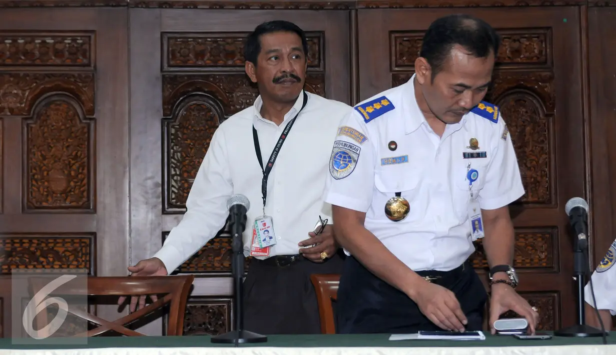 Direktur Umum Lion Air Edward Sirait (kiri) bersama Ka Biro Komunikasi dan Informasi Publik Kemenhub, Hemi Pamuraharjo bersiap memberi keterangan usai melakukan pertemuan tertutup di Kemenhub, Jakarta, Selasa (2/8). (Liputan6.com/Helmi Fithriansyah)