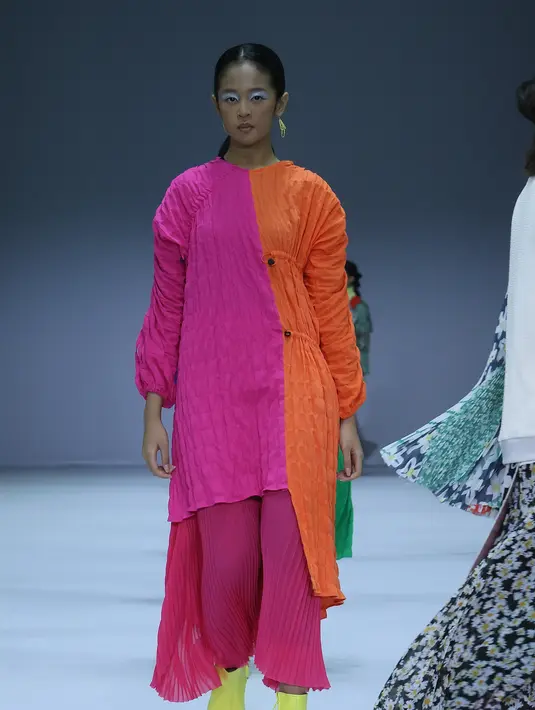Anandia Putri dari IKYK menghadirkan 16 look koleksi Spring/Summer 2020 dengan menghadirkan 3 muse (Foto: JFW)