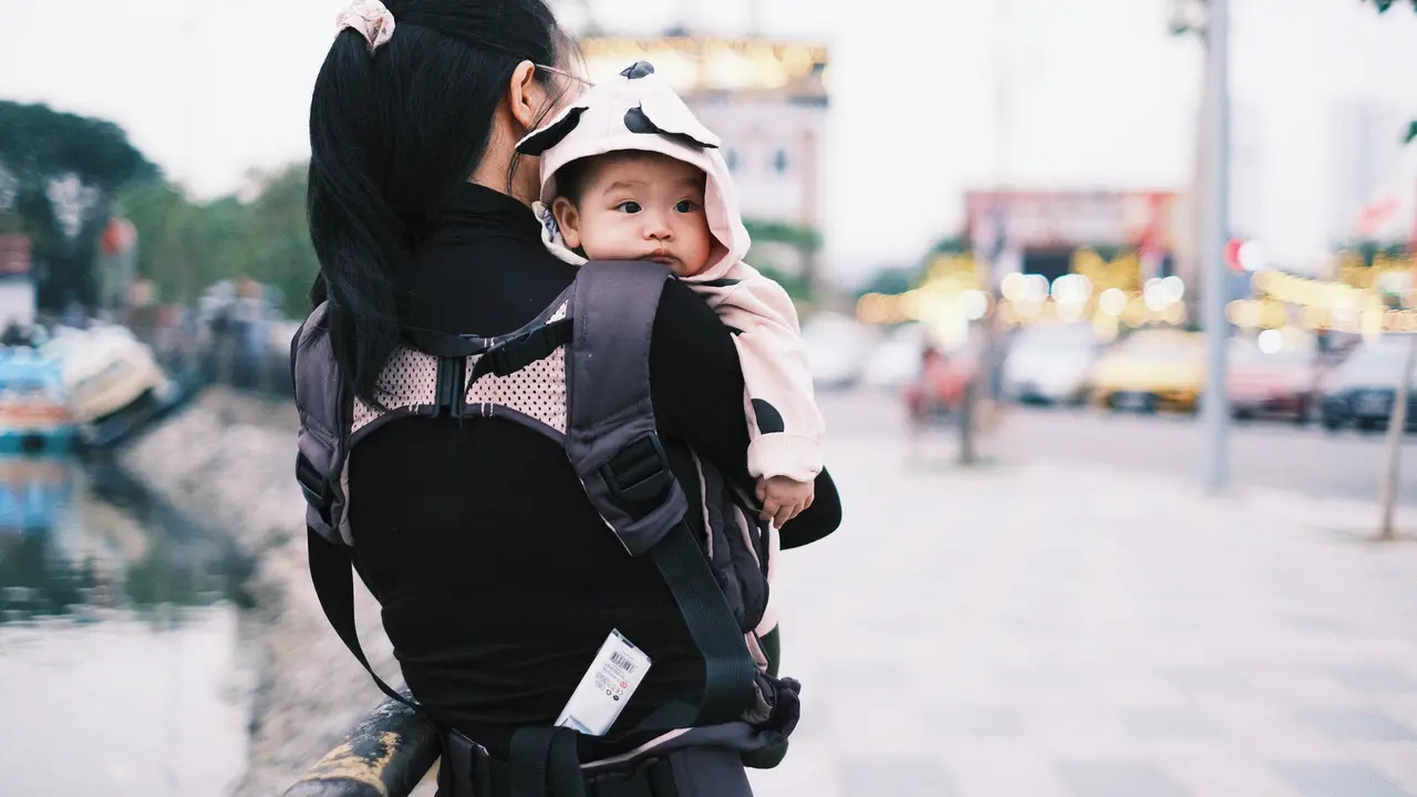 Contoh ilustrasi menggendong bayi dengan metode M-Shape