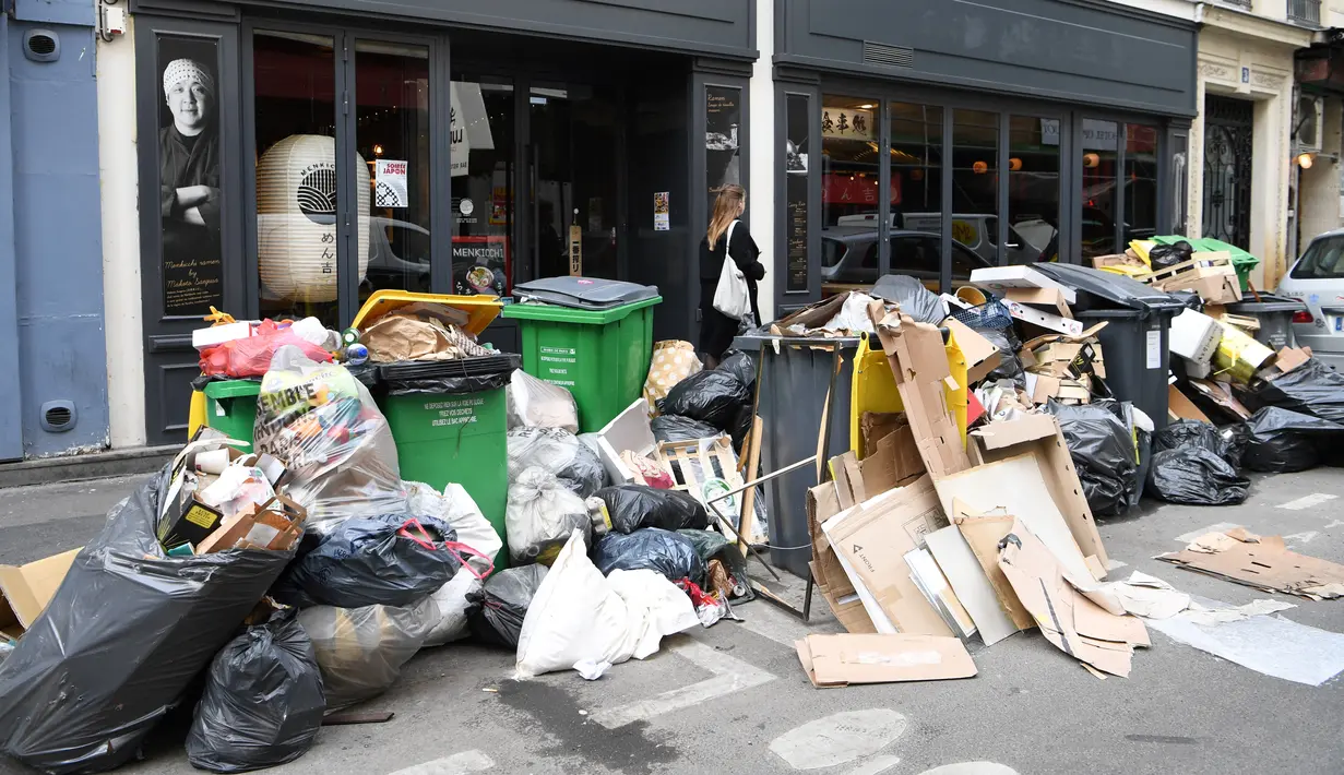 Sekitar 7.600 ton sampah menumpuk di jalanan Paris pada hari Rabu, menurut angka balai kota.  (Photo by Bertrand GUAY / AFP)