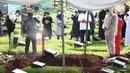 Petugas menyemprotkan cairan disinfektan pada makam presenter Rina Gunawan saat prosesi pemakaman di TPU Tanah Kusir, Jakarta, Rabu (3/3/2021). Pemakaman Rina Gunawan dihadiri oleh keluarga dan sahabat dekat. (Kapanlagi.com/Budy Santoso)