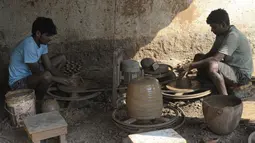 Perajin tembikar membuat diyas atau pot minyak jelang Festival Diwali di pinggiran Hyderabad, India, 26 Oktober 2021. Diwali adalah salah satu festival besar yang dirayakan oleh umat Hindu, Jain, Sikh dan beberapa umat Buddha, terutama umat Buddha Newar. (NOAH SEELAM/AFP)