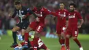 Gelandang PSG, Neymar, berusaha melewati kepungan para pemain Liverpool pada laga Liga Champions di Stadion Anfield, Liverpool, Selasa (18/9/2018). Liverpool menang 3-2 atas PSG. (AP/Dave Thompson)