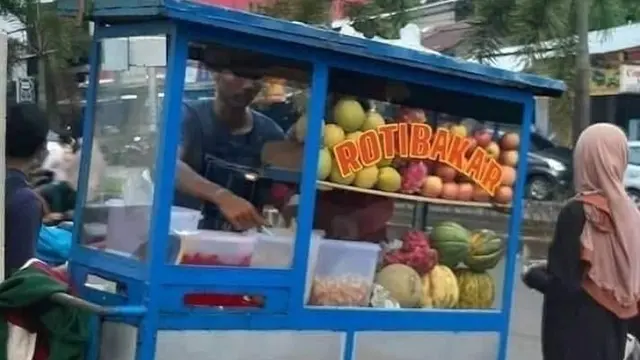 7 Kesalahan di Spanduk Kaki Lima Ini Bikin Mikir Keras