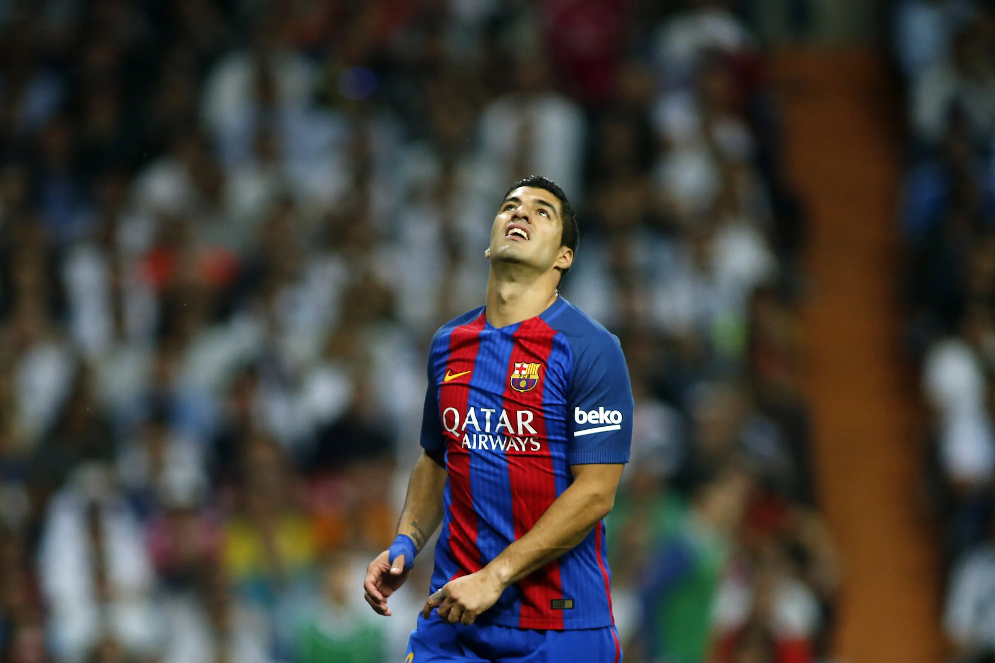 Ekspresi kekecewaan Luis Suarez usai gagal mencetak gol ke gawang Real Madrid. (OSCAR DEL POZO / AFP)