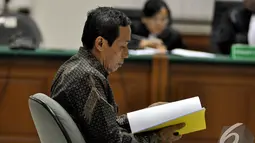 Tafsir Nurchamid bersiap-siap menjalani sidang lanjutan di Pengadilan Tipikor, Jakarta, Rabu (19/11/2014). (Liputan6.com/Miftahul Hayat)