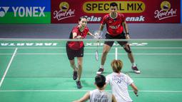 Pebulu tangkis ganda campuran Indonesia, Dejan Ferdinansyah/Gloria Emanuelle Widjaja mengembalikan kok ke arah pasangan Thailand, Dechapol Puavaranukroh/Sapsiree Taerattanachai pada babak perempat final Indonesia Open 2024 di Istora, Senayan, Jakarta, Jumat (07/06/2024). (Bola.com/Bagaskara Lazuardi)