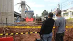 Dua orang warga melihat kondisi tiang girder Tol Bekasi-Cawang-Kampung Melayu (Becakayu) yang ambruk di Kebon Nanas, Jakarta Timur, Selasa (20/2). Tak ada penutupan jalur akibat robohnya tiang pancang tol Becakayu. (Liputan6.com/Arya Manggala)