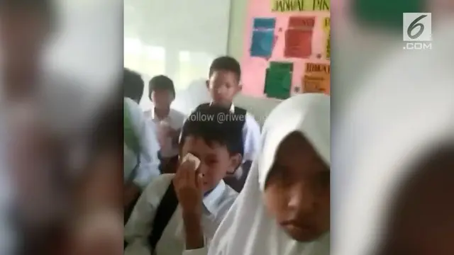 Ratusan siswa SD di Bekasi dipulangkan dari sekolahnya lantara terkena dampak gas air mata hasil bentrokan suporter sepak bola.