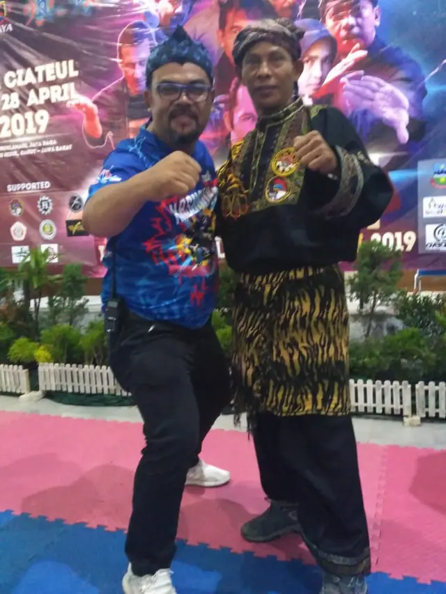 Rahmat Abdul Haris, Ketua pelaksana Kasundan Internasional Silat Camp 2 tengah berfose dengan salah satu guru silat nusantara
