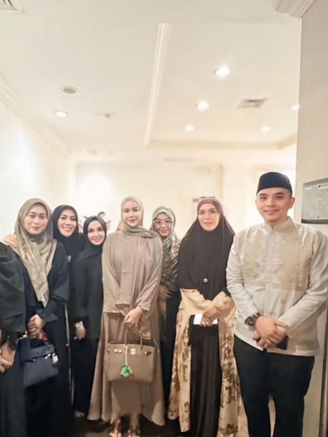 Gaya hijab Aura Kasih yang anggun dalam setiap momen. (credit: instagram.com/aurakasih)