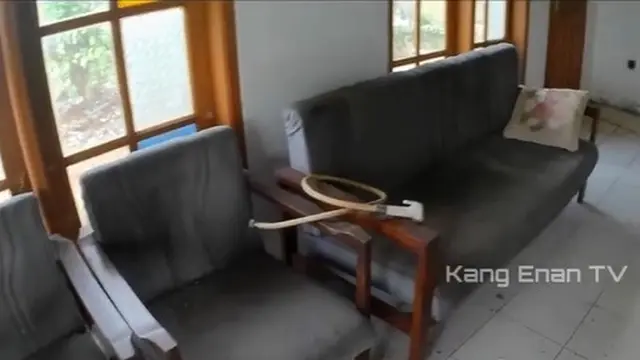Potret barang di dalam rumah kosong yang diduga milik Isye Sumarni (Sumber: TikTok/kangenan79)