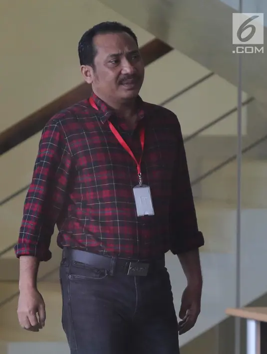 Wakil Ketua DPRD Bekasi, Jejen Sayuti seusai menjalani pemeriksaan di Gedung KPK, Jakarta, Jumat (25/1). Jejen diperiksa sebagai saksi kasus dugaan suap izin Meikarta dengan tersangka Kabid Tata Ruang Dinas PUPR Neneng Rahmi (Liputan6.com/Herman Zakharia)
